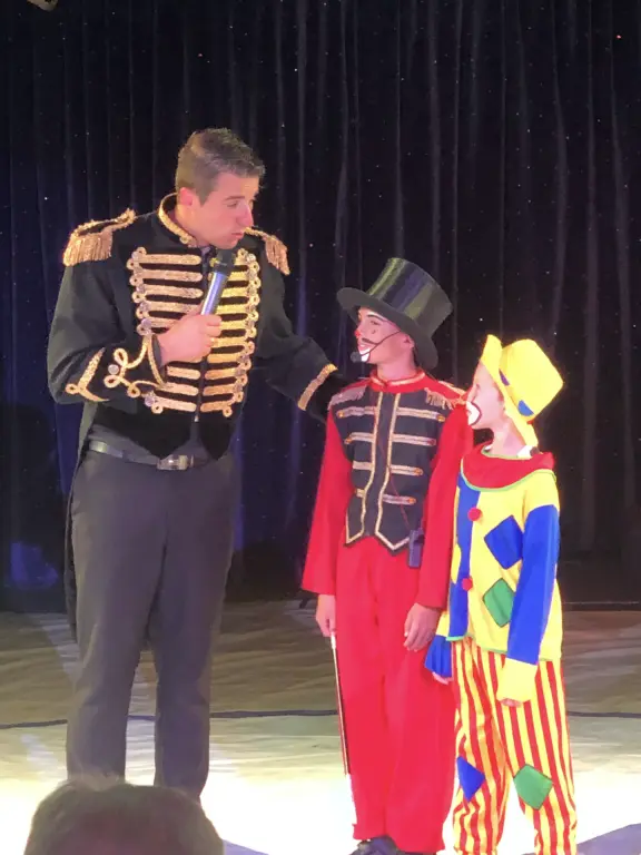 Schule Huglfing Zirkus Kinder als Clown Erwachsener