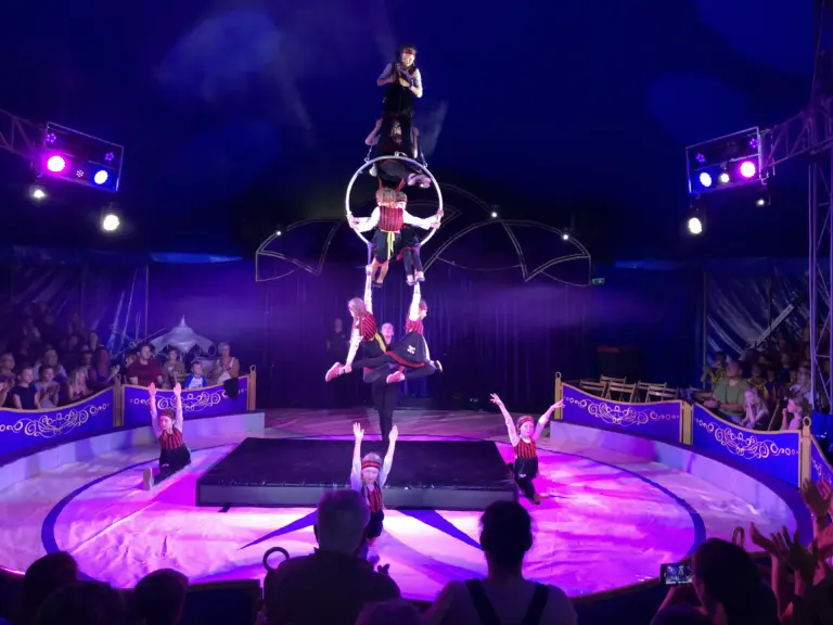 Schule Huglfing Zirkus Kinder machen Akrobatik