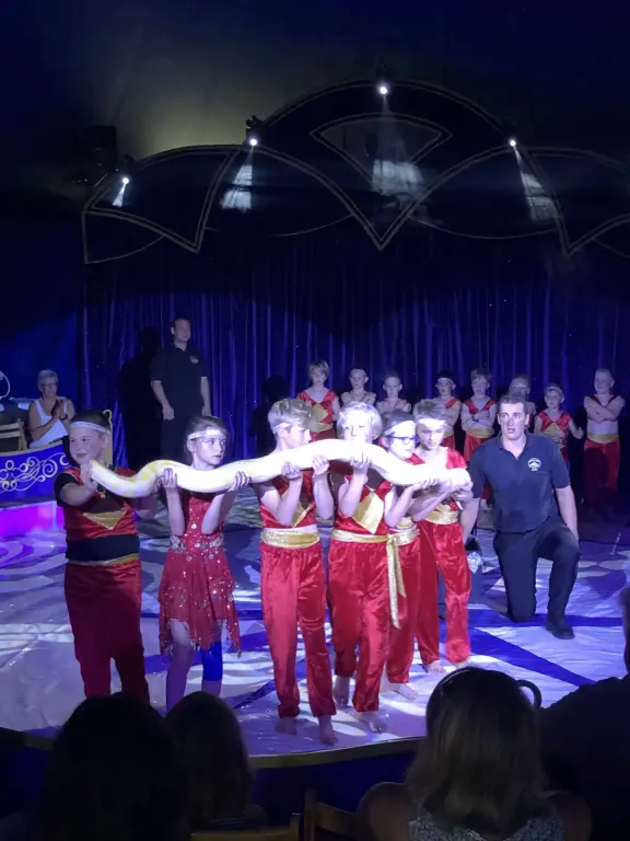 Schule Huglfing Zirkus Schlange Kinder