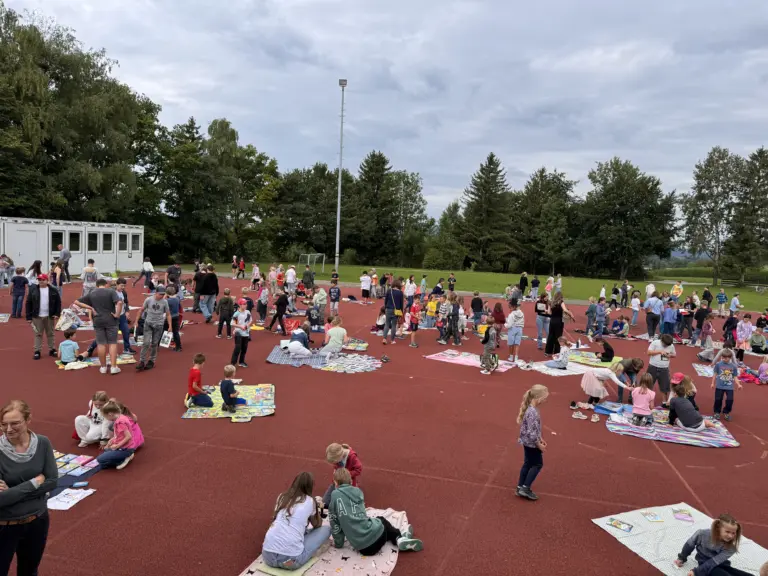Schule Hugfling Aktuelles Bücherflohmarkt .Aufbau
