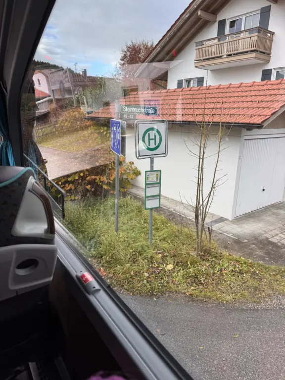 Schule Hugfling Aktuelles Bustraining Haltestelle außerhalb Schule