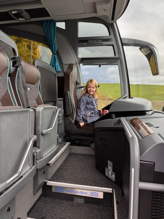 Schule Hugfling Aktuelles Bustraining Schülerin Busfahrerin