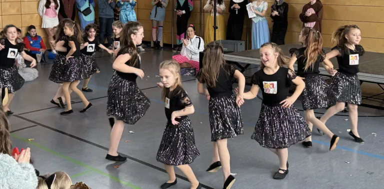Schule Hugfling Aktuelles Fasching Garde Grundschulkinder