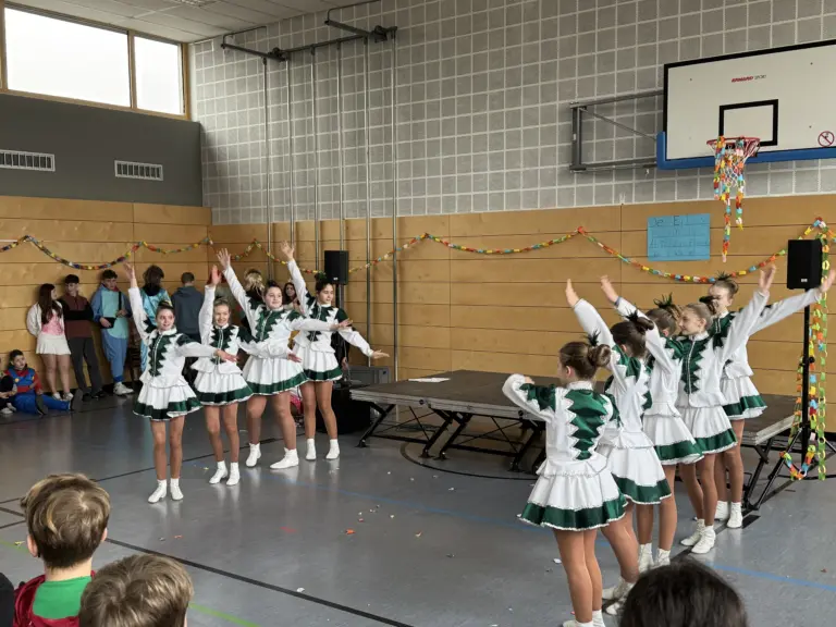 Schule Hugfling Aktuelles Fasching Garde große Kinder