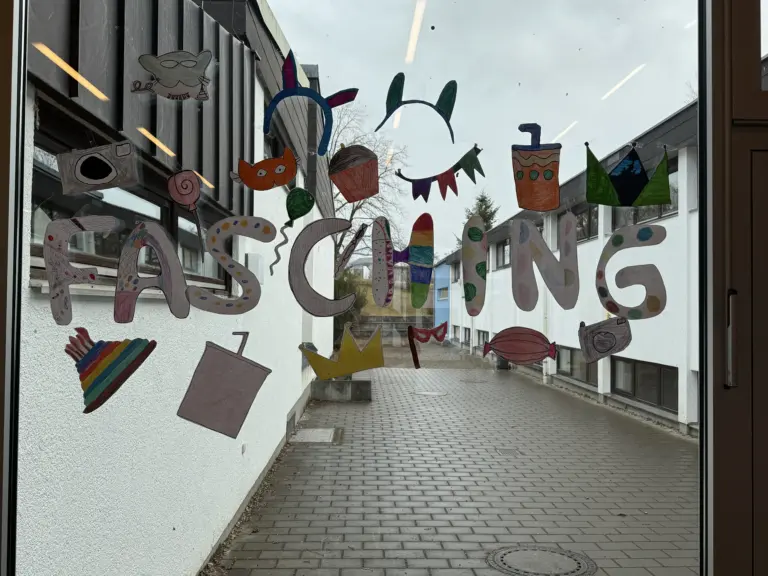 Schule Hugfling Aktuelles Fasching Schild Fenster