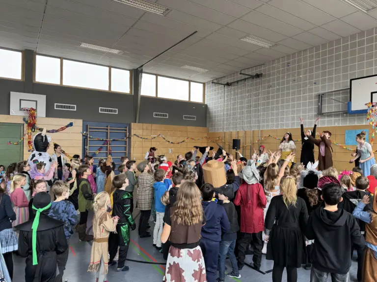 Schule Hugfling Aktuelles Fasching Süßigkeitenwurf