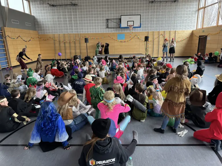 Schule Hugfling Aktuelles Fasching Begrüßungstanz