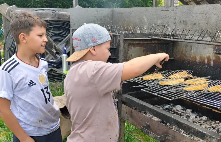 Schule Hugfling Aktuelles Fischweiher Schüler grillen 2b