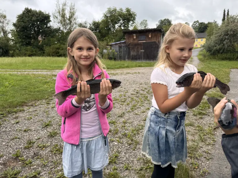 Schule Hugfling Aktuelles Fischweiher Schüler mit Fisch