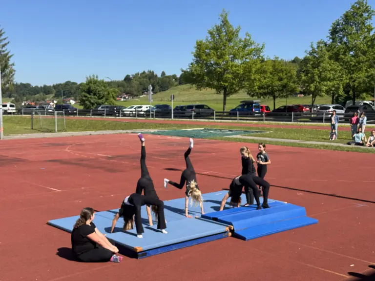 Schule Hugfling Aktuelles Musiktag Akrobatik