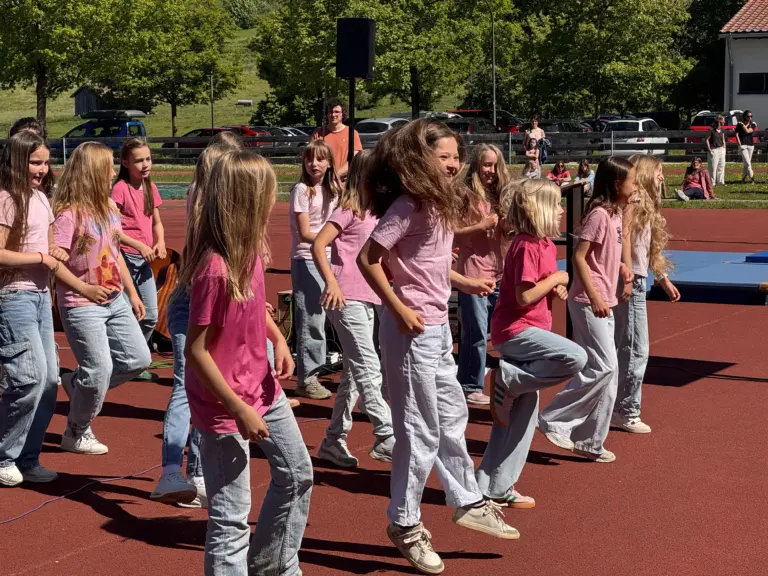 Schule Hugfling Aktuelles Musiktag Tanz rosa