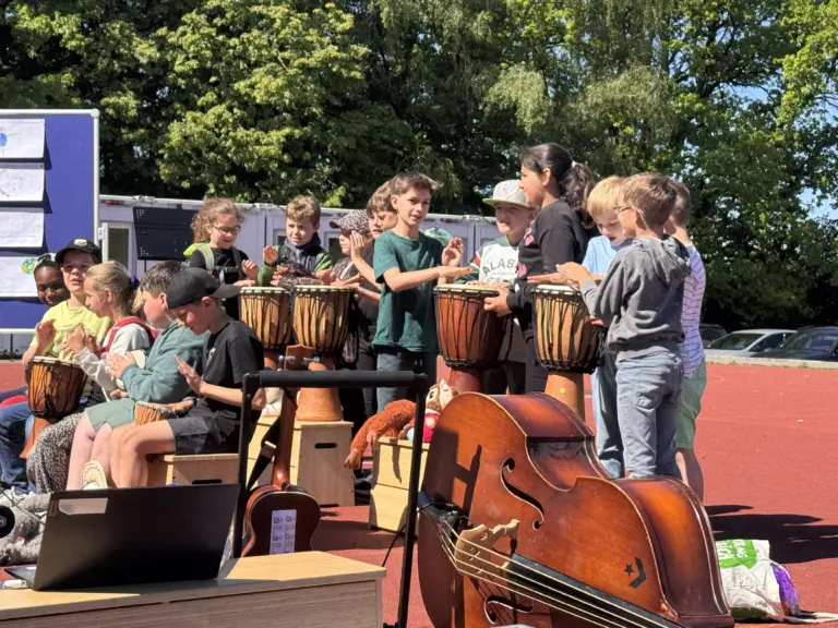 Schule Hugfling Aktuelles Musiktag Trommeln 2