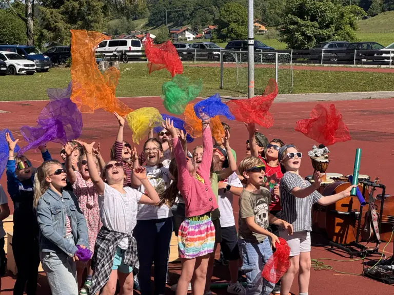 Schule Hugfling Aktuelles Musiktag Tücher