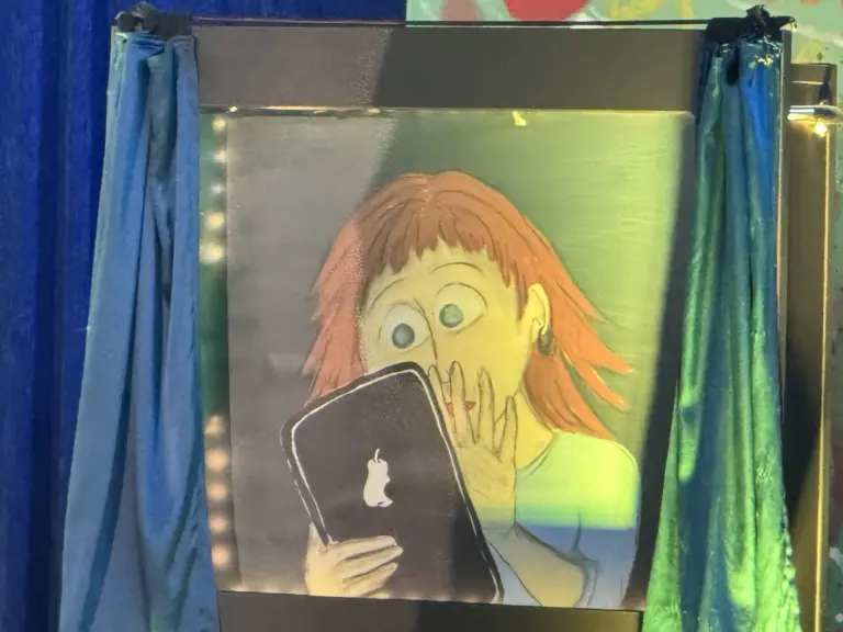 Schule Hugfling Aktuelles Theater Bühne mit Bild Mädchen am Handy