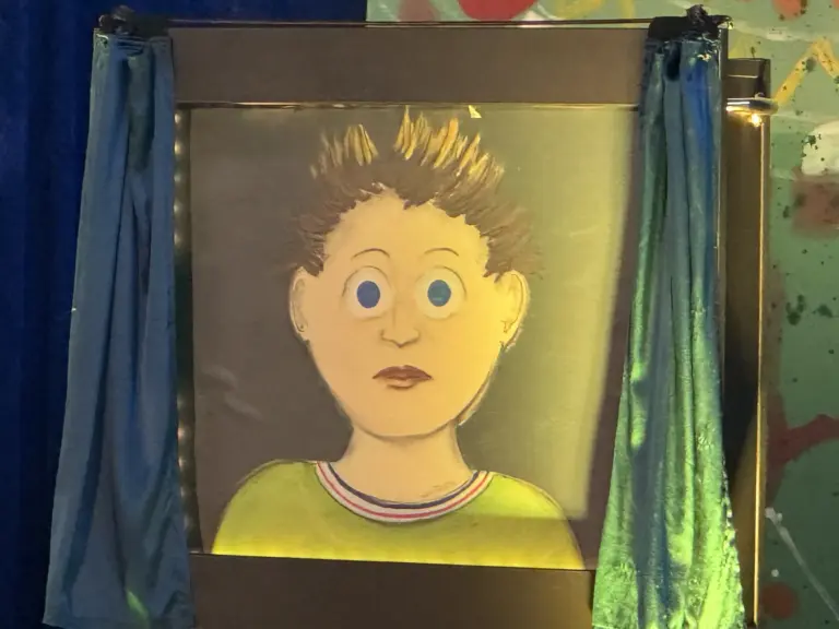 Schule Hugfling Aktuelles Theater Bühne mit Junge schaut in den Fernseher