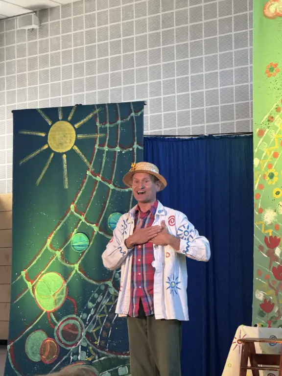 Schule Hugfling Aktuelles Theater Bühne mit Schauspieler Hand aufs Herz