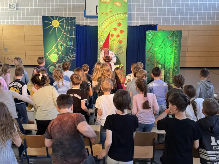 Schule Hugfling Aktuelles Theater Bühne mit Schauspieler Kinder machen mit