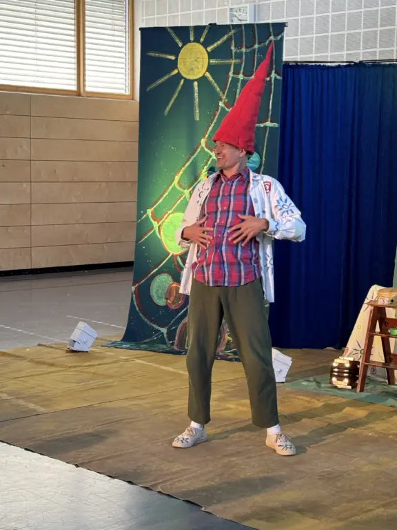 Schule Hugfling Aktuelles Theater Bühne mit Schauspieler Zwergenmütze Bauch raus