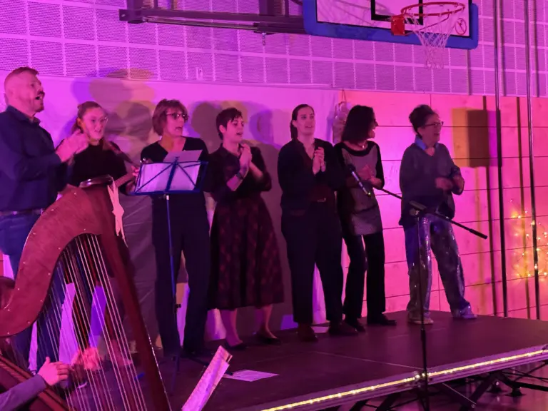 Schule Hugfling Aktuelles Weihnachtsmartk Abschlussong