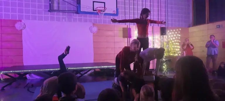 Schule Hugfling Aktuelles Weihnachtsmartk Akrobatik