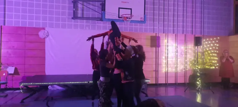 Schule Hugfling Aktuelles Weihnachtsmartk Akrobatik 2