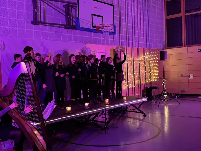 Schule Hugfling Aktuelles Weihnachtsmartk Aufführung