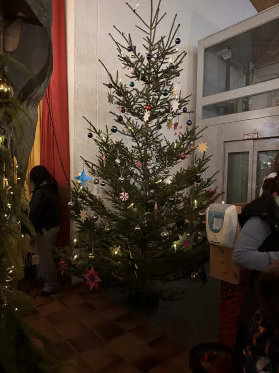 Schule Hugfling Aktuelles Weihnachtsmartk Christbaum