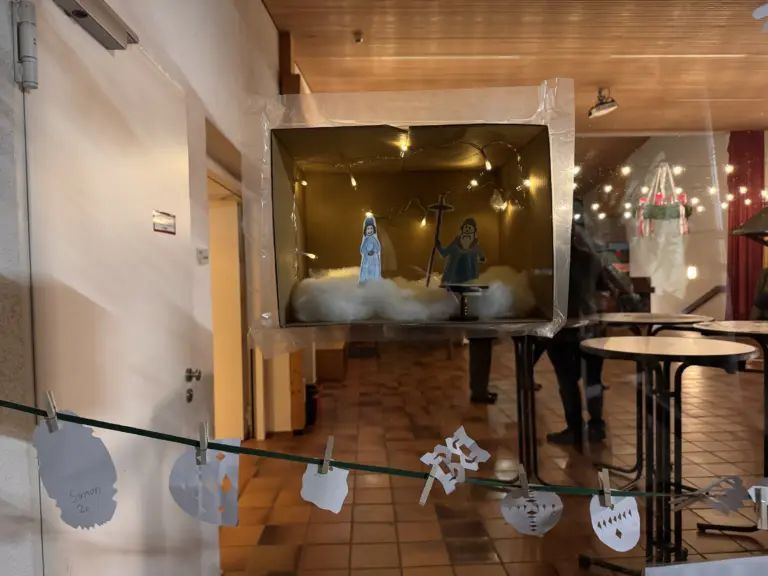 Schule Hugfling Aktuelles Weihnachtsmartk Fenster