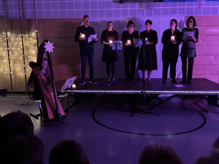 Schule Hugfling Aktuelles Weihnachtsmartk Lehrechor HArfe