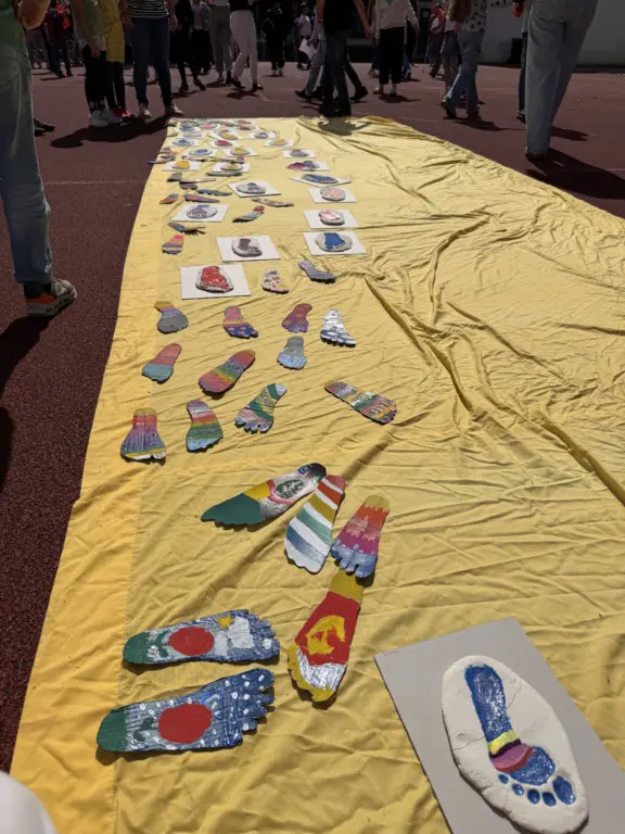 Schule Huglfing Aktuelles Abschied 4. Klassen Fußspuren