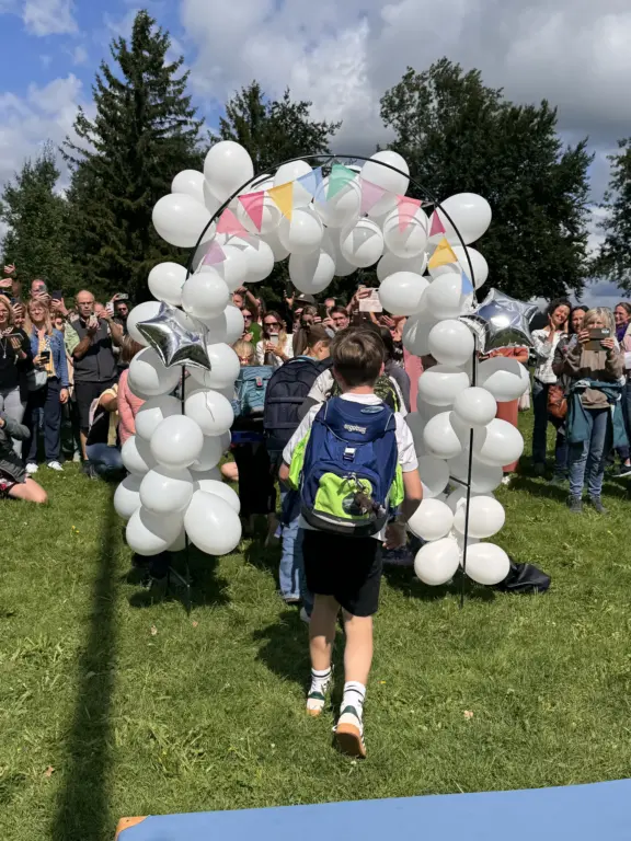 Schule Huglfing Aktuelles Abschied 4. Klassen Schüler durch Bogen 1