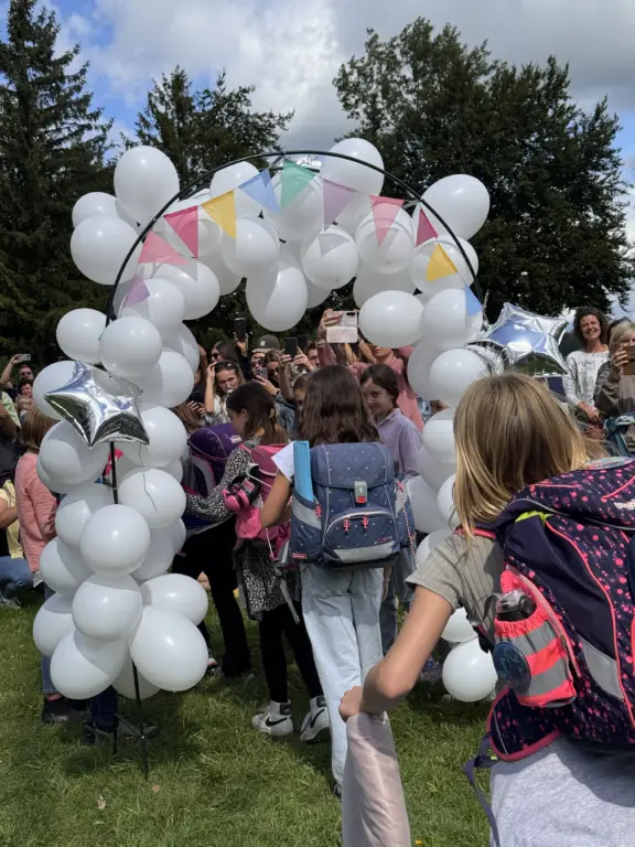 Schule Huglfing Aktuelles Abschied 4. Klassen Schüler durch Bogen 2