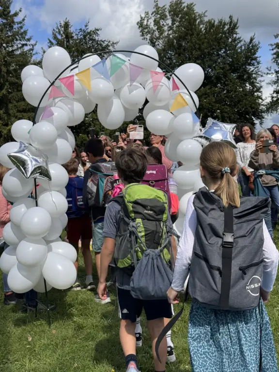Schule Huglfing Aktuelles Abschied 4. Klassen Schüler durch Bogen 3