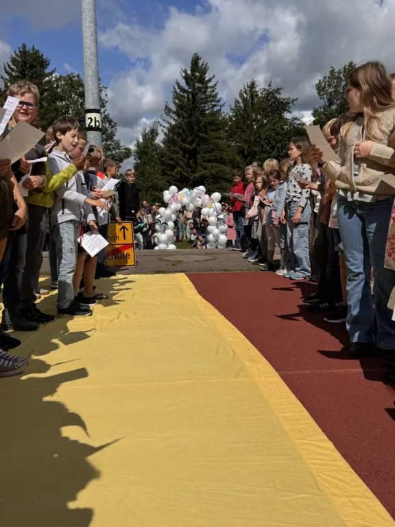 Schule Huglfing Aktuelles Abschied 4. Klassen Spalier 2