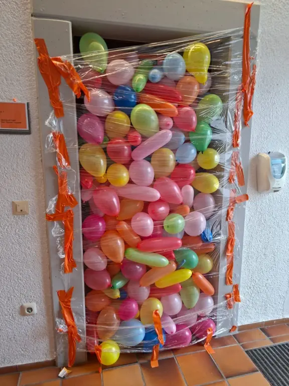 Schule Huglfing Aktuelles Abschlussstreich .Luftballoneingang