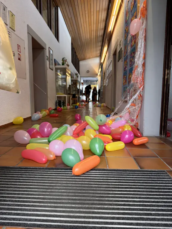 Schule Huglfing Aktuelles Abschlussstreich Luftballons Schulhaus
