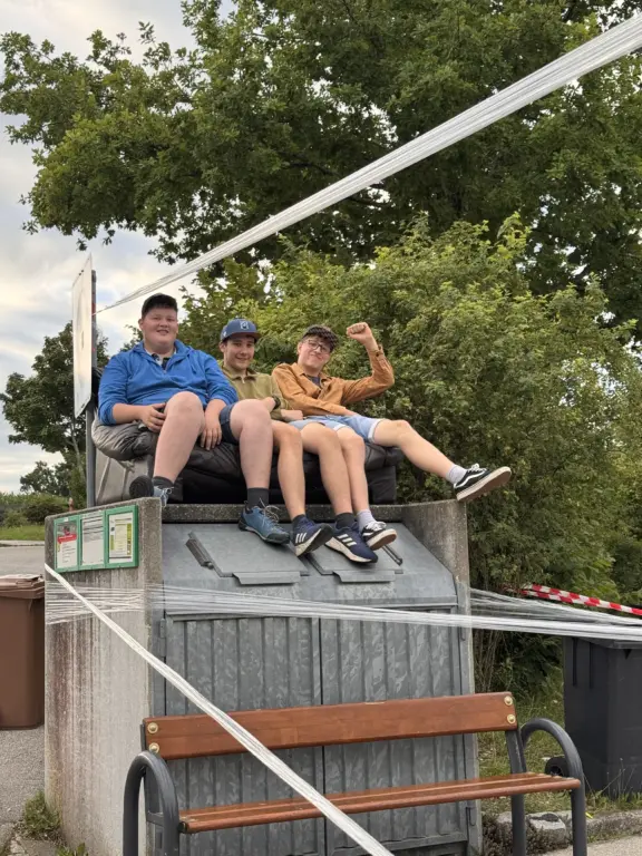 Schule Huglfing Aktuelles Abschlussstreich Schüler auf Mülltonne