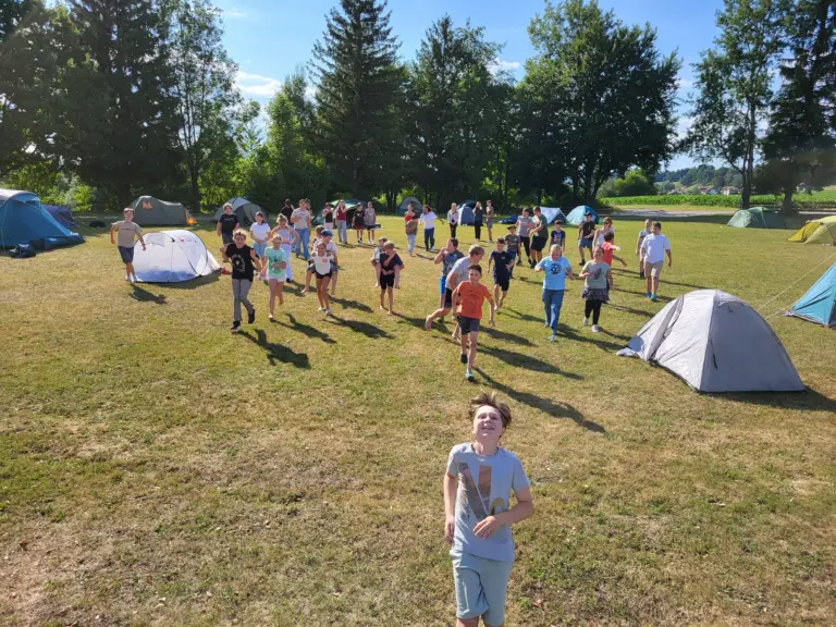 Schule Huglfing Aktuelles Abschlusszelten Schüler laufen