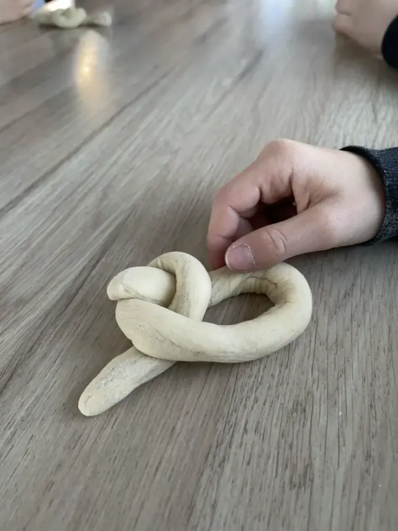 Schule Huglfing Aktuelles Backbus Teig flechten