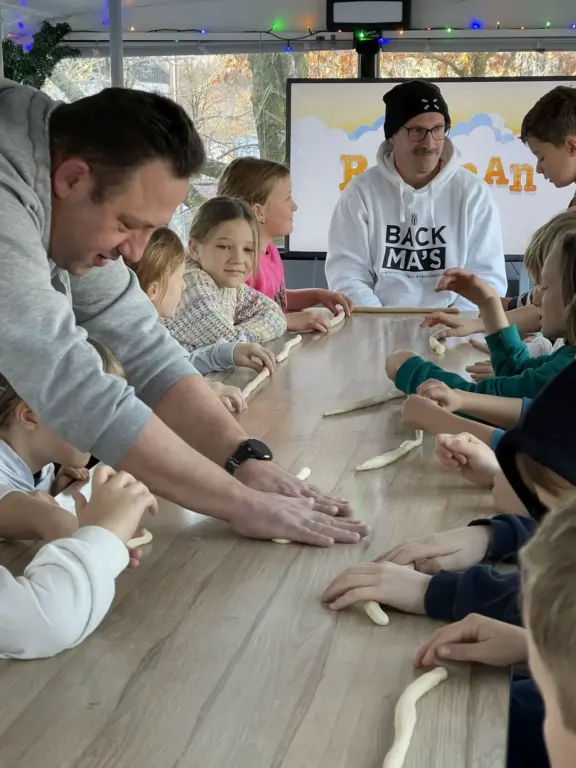 Schule Huglfing Aktuelles Backbus Teigrollen 2