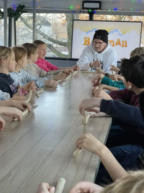 Schule Huglfing Aktuelles Backbus Teigrollen 3