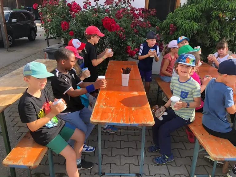 Schule Huglfing Aktuelles Bauernhof Butterschütteln 2c