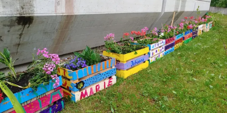 Schule Huglfing Aktuelles Blumenkästen Wand