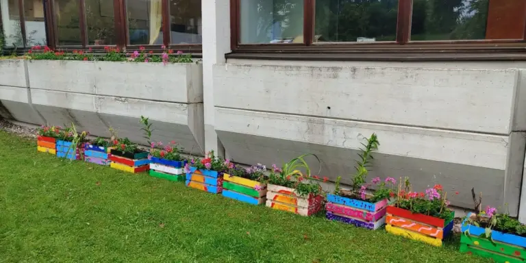 Schule Huglfing Aktuelles Blumenkästen Wand 2