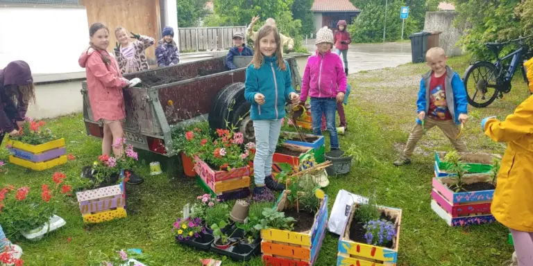Schule Huglfing Aktuelles Blumenkästen bepflanzen Regen