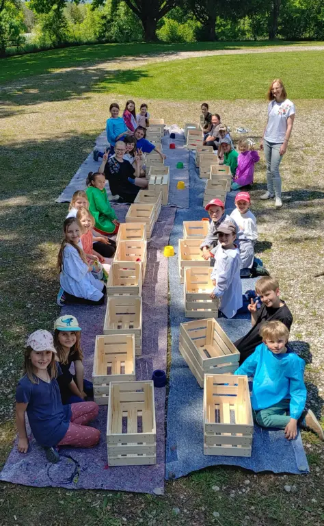 Schule Huglfing Aktuelles Blumenkisten Gruppenbild