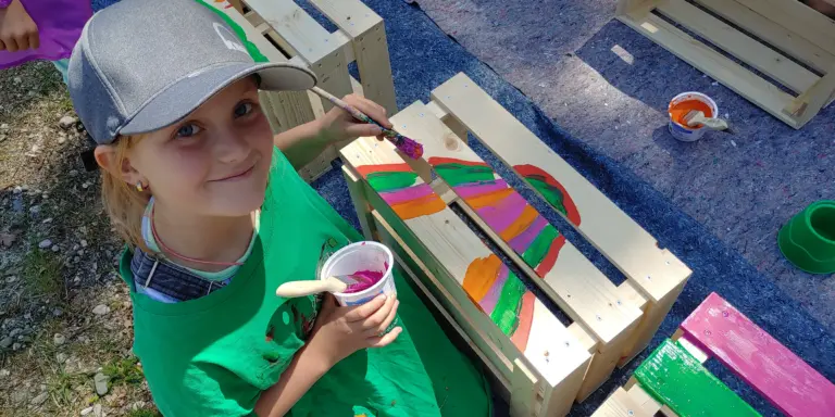 Schule Huglfing Aktuelles Blumenkisten Regenbogenbild