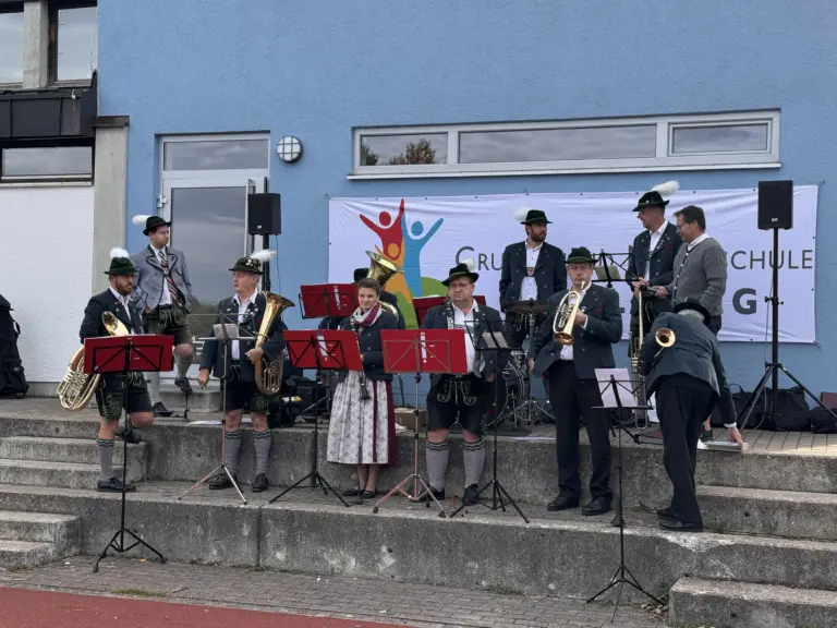 Schule Huglfing Aktuelles Dirndl Lederhosentag Blaskapelle