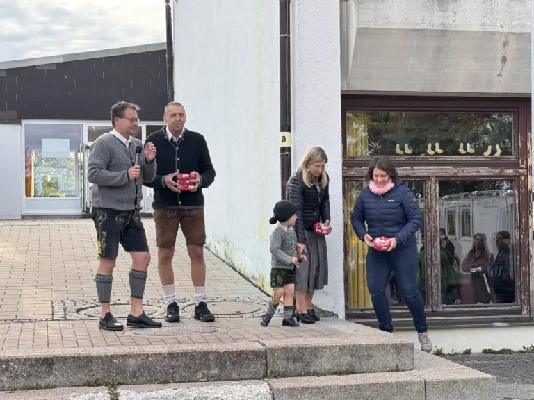 Schule Huglfing Aktuelles Dirndl Lederhosentag Geschenkübergabe 1