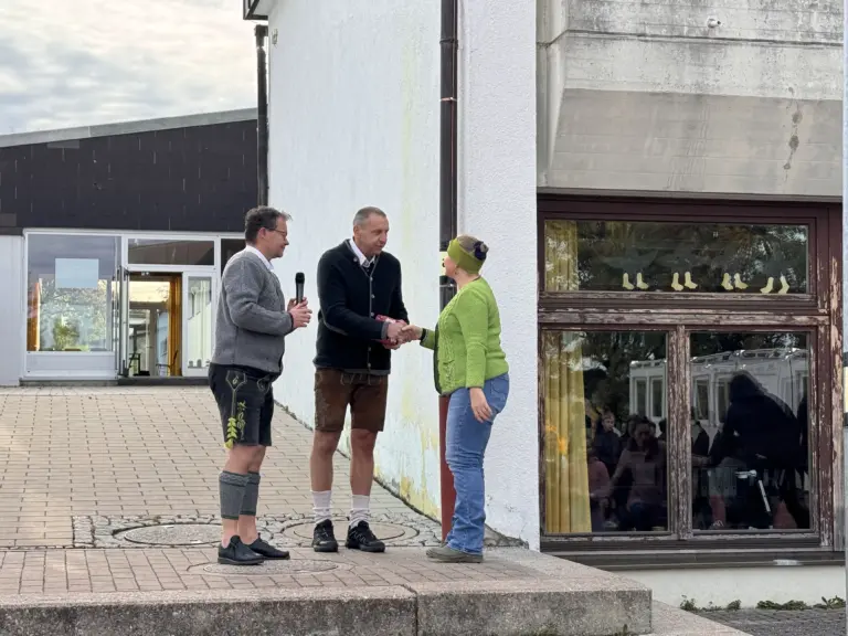 Schule Huglfing Aktuelles Dirndl Lederhosentag Geschenkübergabe 2